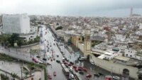 Vue aérienne de Casablanca avec des bâtiments aux façades fraîchement peintes, symbolisant le projet de rénovation urbaine.
