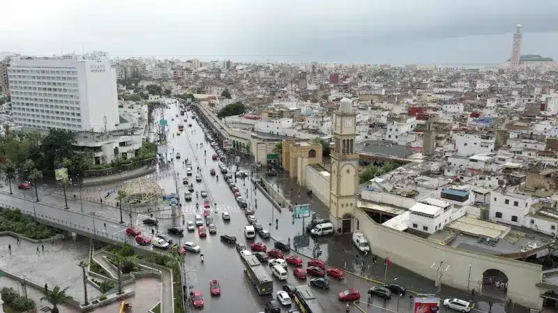 Vue aérienne de Casablanca avec des bâtiments aux façades fraîchement peintes, symbolisant le projet de rénovation urbaine.