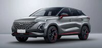 Un véhicule Chery moderne sur une route européenne, symbolisant l'expansion du constructeur chinois.