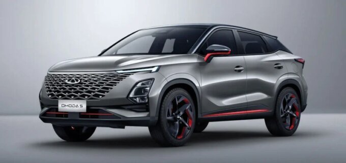Un véhicule Chery moderne sur une route européenne, symbolisant l'expansion du constructeur chinois.