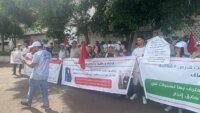 Des étudiants marocains manifestant devant le ministère de l'Enseignement supérieur au Maroc.