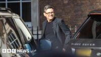 صورة لآندي بيرنهام، رئيس الوزراء البريطاني الجديد، عند وصوله إلى داونينغ ستريت.