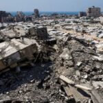 صورة تظهر أطفالاً وسكاناً في غزة يعانون من نقص الغذاء، تعكس الأزمة الإنسانية المتفاقمة.