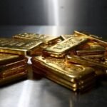 صورة لسبائك ذهب أو عملات ذهبية ترمز لانخفاض الأسعار العالمية