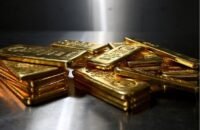 صورة لسبائك ذهب أو عملات ذهبية ترمز لانخفاض الأسعار العالمية