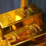 صورة تظهر سبائك ذهب متراكمة وخلفية لخريطة الشرق الأوسط مع علامات توتر، تعكس العلاقة بين الذهب والاضطرابات الجيوسياسية.