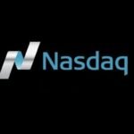 رسوم بيانية لمؤشرات الأسهم الأمريكية تظهر ارتفاعاً في ناسداك وداو جونز وستاندرد آند بورز، بالإضافة إلى أسعار النفط.