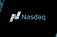 رسوم بيانية لمؤشرات الأسهم الأمريكية تظهر ارتفاعاً في ناسداك وداو جونز وستاندرد آند بورز، بالإضافة إلى أسعار النفط.