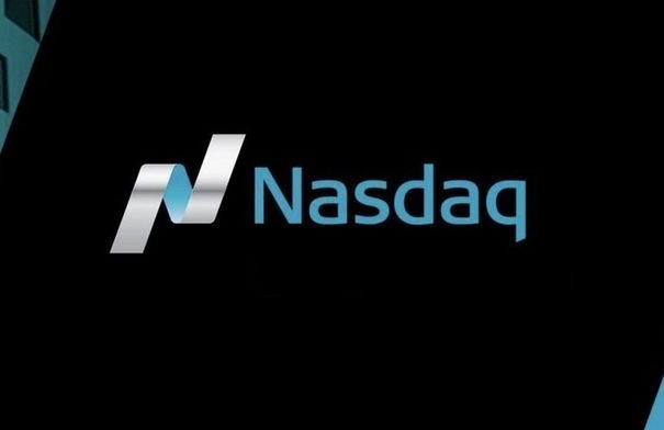 رسوم بيانية لمؤشرات الأسهم الأمريكية تظهر ارتفاعاً في ناسداك وداو جونز وستاندرد آند بورز، بالإضافة إلى أسعار النفط.