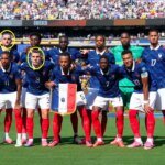 صورة للمنتخب الفرنسي مع لاعبين من أصول إفريقية في كأس العالم، ترمز لتنوع الفريق.