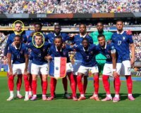 صورة للمنتخب الفرنسي مع لاعبين من أصول إفريقية في كأس العالم، ترمز لتنوع الفريق.