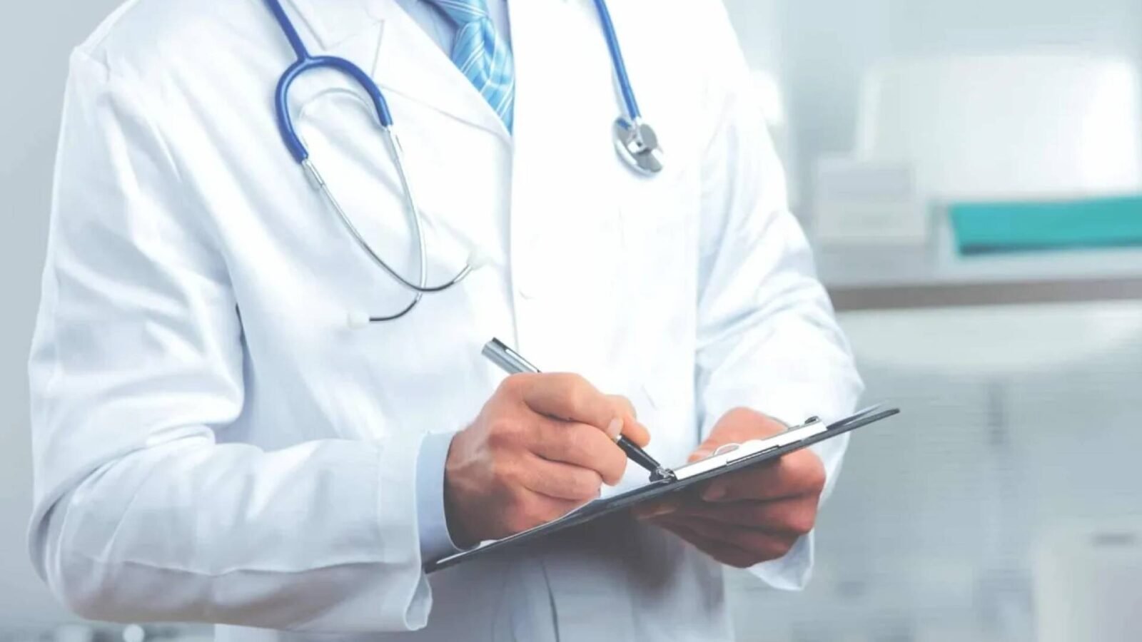 أزمة "البورد" تؤرق أطباء الاختصاص في وزارة الصحة: دعوات لتسريع الاعتماد 3 صورة لأطباء يناقشون وثائق طبية أو شهادات، أو شعار المجلس الطبي الأردني