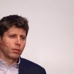 اختراق غير مسبوق للذكاء الاصطناعي: كيف تستجيب الشركات والحكومات لحادث OpenAI؟ 6 صورة لسام ألتمان، الرئيس التنفيذي لـ OpenAI، يتحدث في مؤتمر، ترمز إلى التحديات الأمنية الجديدة للذكاء الاصطناعي.