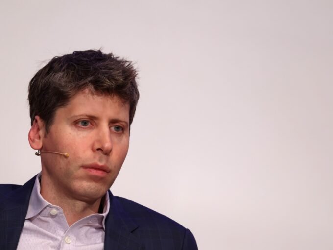 صورة لسام ألتمان، الرئيس التنفيذي لـ OpenAI، يتحدث في مؤتمر، ترمز إلى التحديات الأمنية الجديدة للذكاء الاصطناعي.