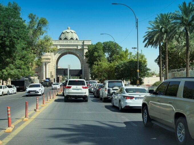 صورة لهاتف محمول يظهر تعزيزات أمنية خارج المنطقة الخضراء في بغداد، 29 يونيو 2026.