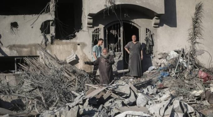 صورة بانورامية لقطاع غزة تظهر آثار الدمار وجهود إعادة الإعمار، مع التركيز على الأمل في مستقبل أفضل.