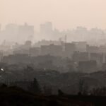مستقبل غزة الإداري: لجنة في القاهرة وواقع معقد على الأرض 6 منظر عام لشمال قطاع غزة من الحدود الإسرائيلية، يظهر الدمار والوضع الراهن في المنطقة.