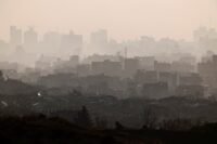 منظر عام لشمال قطاع غزة من الحدود الإسرائيلية، يظهر الدمار والوضع الراهن في المنطقة.