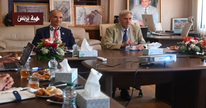 صورة للوفد البلجيكي ومسؤولين من مؤسسة محمد السادس خلال اجتماع بالرباط
