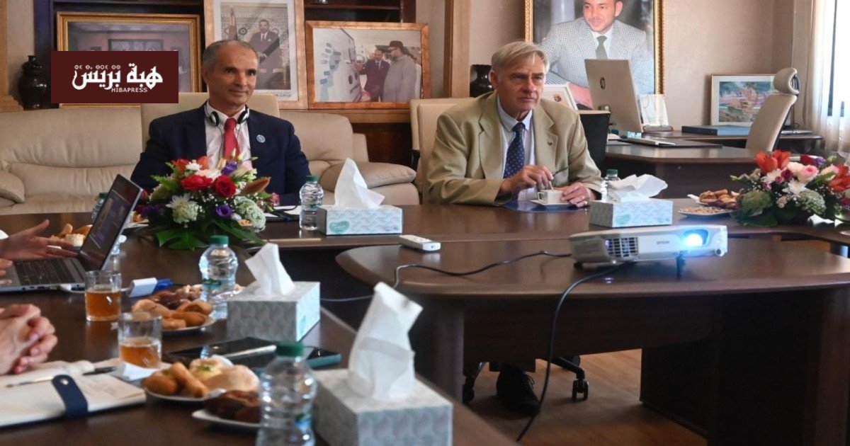 صورة للوفد البلجيكي ومسؤولين من مؤسسة محمد السادس خلال اجتماع بالرباط