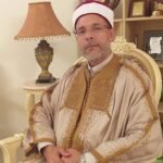 صورة تظهر إمام جامع يلقي خطبة في تونس، أو لجامع السلام في صفاقس.