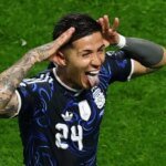 تصريحات إنزو فرنانديز تثير جدلاً واسعاً بعد فوز الأرجنتين على إنجلترا 6 إنزو فرنانديز في تدريبات منتخب الأرجنتين بجانب ليونيل ميسي ولياندرو باريديس