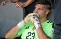 إيميليانو مارتينيز حارس مرمى منتخب الأرجنتين لكرة القدم بعد خسارة نهائي كأس العالم