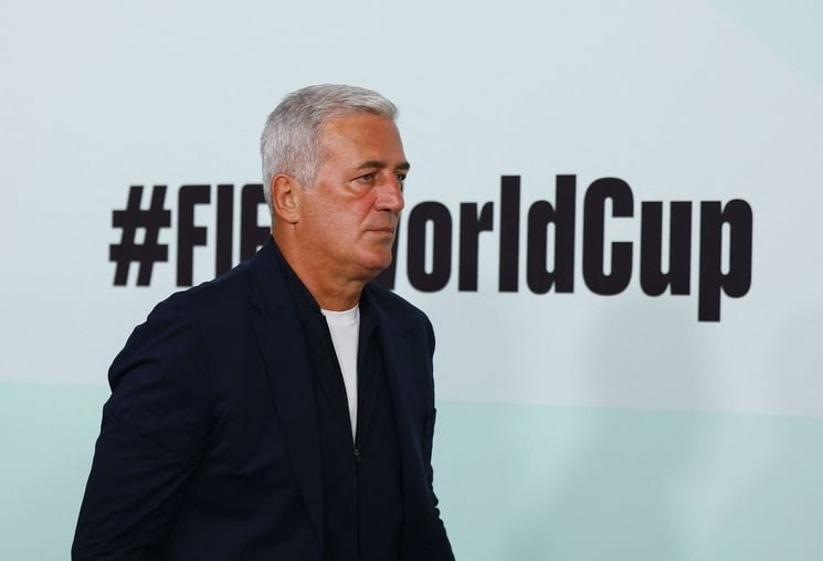 صورة لمدرب المنتخب الجزائري في مؤتمر صحفي