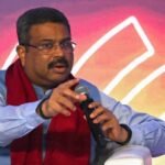 متظاهرون شباب يحتفلون في نيودلهي بعد استقالة وزير التعليم الهندي دارميندرا برادان.