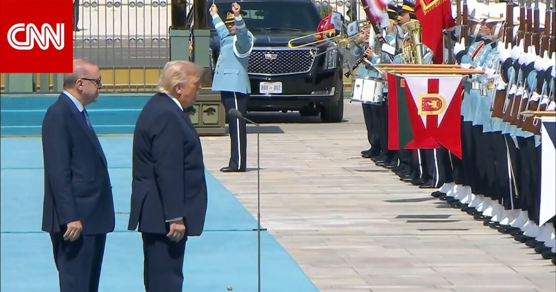 الرئيس الأمريكي دونالد ترامب يحيي حرس الشرف التركي على السجادة الفيروزية في أنقرة، برفقة الرئيس رجب طيب أردوغان.
