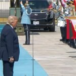 الرئيس الأمريكي دونالد ترامب يحيي حرس الشرف التركي على السجادة الفيروزية في أنقرة، برفقة الرئيس رجب طيب أردوغان.