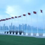 صورة لناقلة نفط أو غاز في مضيق هرمز، أو علم قطر وإيران