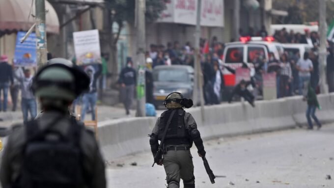 صورة توضيحية لعمليات اقتحام في مخيم فلسطيني