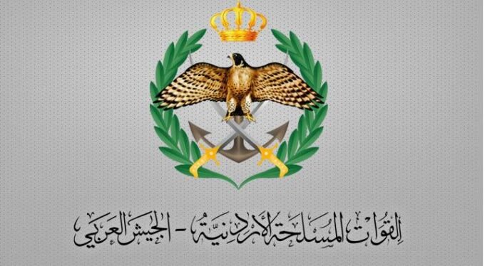 شعار القوات المسلحة الأردنية - الجيش العربي مع طائرة مقاتلة في الخلفية ترمز للدفاع الجوي.
