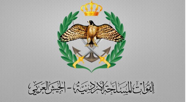 شعار القوات المسلحة الأردنية - الجيش العربي مع طائرة مقاتلة في الخلفية ترمز للدفاع الجوي.