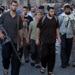 الأمم المتحدة تحذر من تصاعد العنف والتهجير في الضفة الغربية المحتلة 6 صورة تظهر آثار هدم منازل فلسطينية في الضفة الغربية المحتلة، مع وجود شعار الأمم المتحدة في الخلفية، ترمز إلى التحذيرات الأممية من تصاعد العنف والتهجير.