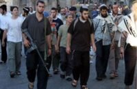 صورة تظهر آثار هدم منازل فلسطينية في الضفة الغربية المحتلة، مع وجود شعار الأمم المتحدة في الخلفية، ترمز إلى التحذيرات الأممية من تصاعد العنف والتهجير.
