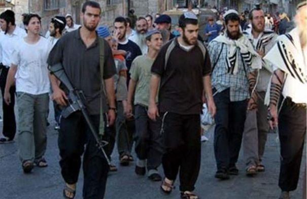 صورة تظهر آثار هدم منازل فلسطينية في الضفة الغربية المحتلة، مع وجود شعار الأمم المتحدة في الخلفية، ترمز إلى التحذيرات الأممية من تصاعد العنف والتهجير.