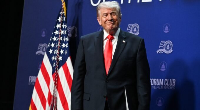 الرئيس الأمريكي دونالد ترمب وولي العهد السعودي الأمير محمد بن سلمان خلال لقاء سابق، يرمزان للتعاون الثنائي في مجال الطاقة النووية.