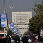 صورة تظهر خريطة سوريا مع رموز اقتصادية أو علمي الولايات المتحدة وسوريا، ترمز إلى التعاون الاقتصادي.