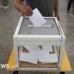 صورة لمكتب اقتراع في الجزائر يظهر ناخبين يدلون بأصواتهم في الانتخابات التشريعية.
