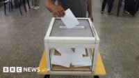 صورة لمكتب اقتراع في الجزائر يظهر ناخبين يدلون بأصواتهم في الانتخابات التشريعية.