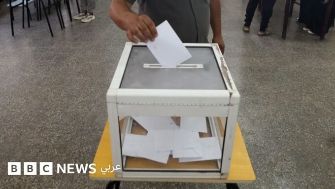 صورة لمكتب اقتراع في الجزائر يظهر ناخبين يدلون بأصواتهم في الانتخابات التشريعية.