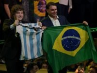 الرئيس الأرجنتيني خافيير ميلي وفلافيو بولسونارو يحملان أعلامًا وقمصان كرة قدم برازيلية خلال إطلاق حملة بولسونارو الرئاسية.