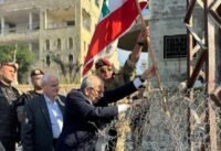 صورة لرئيس الوزراء نواف سلام يغرس علماً لبنانياً في بلدة زوطر الغربية