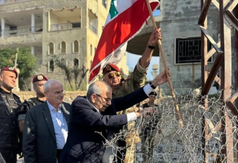 صورة لرئيس الوزراء نواف سلام يغرس علماً لبنانياً في بلدة زوطر الغربية