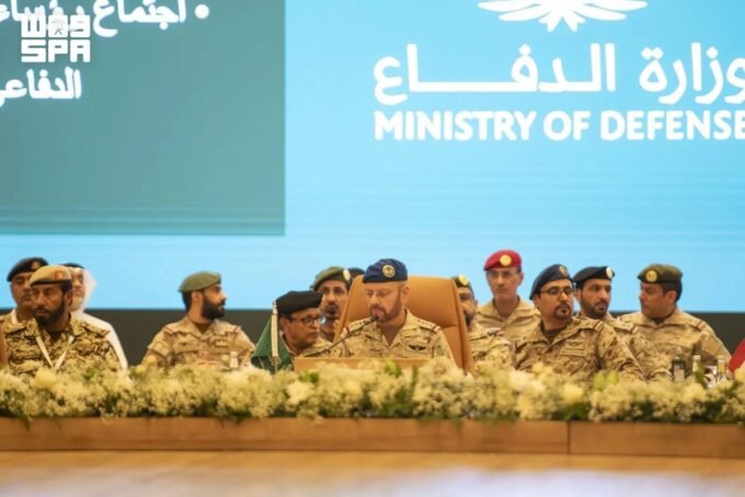 صورة توضيحية لاجتماع دولي لمناقشة تشكيل تحالف بحري دفاعي بقيادة السعودية لحماية الملاحة في البحر الأحمر.