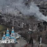 صورة جوية لمدينة كوستيانتينيفكا الأوكرانية التي تشكل جزءاً حيوياً من الخط الدفاعي في إقليم دونيتسك، مع إظهار بعض المباني المتضررة.