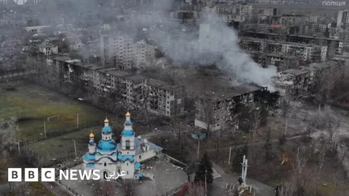 صورة جوية لمدينة كوستيانتينيفكا الأوكرانية التي تشكل جزءاً حيوياً من الخط الدفاعي في إقليم دونيتسك، مع إظهار بعض المباني المتضررة.