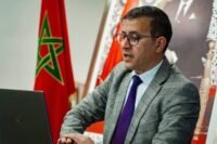 صورة توضيحية لسياسيين يتنقلون بين أحزاب مختلفة في المغرب، تعكس ظاهرة الترحال السياسي.